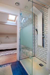雷日卡普费雷O'Jane de Boy的一间设有床铺的客房内的玻璃淋浴间