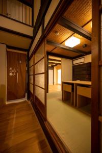 CAMPTON Higashiyama Roku客房内的一张或多张双层床