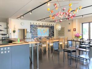 伊势市Ise Guest House Sora的餐厅设有带桌椅的大型用餐室