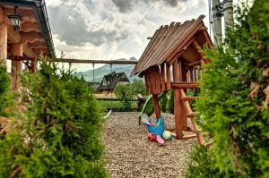 考斯赛力克Karczogród的一个带小型木游戏房的小操场