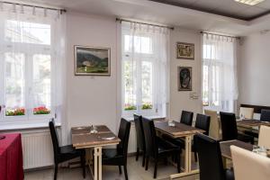 索普隆Fényes Vinorium的用餐室设有桌椅和窗户。