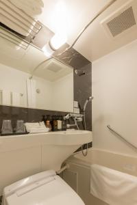 东京Tosei Hotel Cocone Asakusa的浴室配有白色卫生间和盥洗盆。