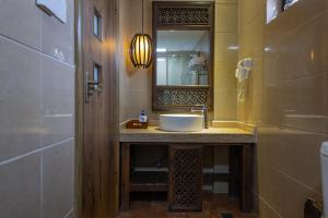 丽江丽江归园田居客栈的一间带水槽和镜子的浴室