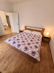 波弗加纳马尔科旅馆的一间卧室配有一张带花卉床罩的床