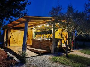 卡斯特里尔Natura Camp Karli的木制凉亭,配有桌子