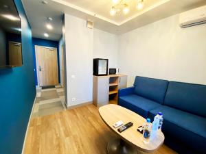 莫斯科伏尔加公寓酒店的客厅配有蓝色的沙发和桌子