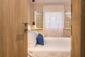 沃丽曼村Vardakis house的一间卧室设有一张床和一个窗口
