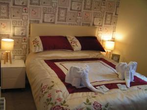 布莱克浦Devon Guest House的一间卧室配有带毛巾的床