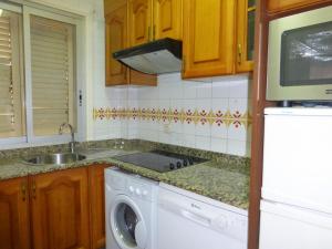 萨洛Rentalmar Atlantida Apartamentos的厨房配有洗衣机和水槽
