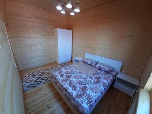 博罗沃耶ZHANUYA HOUSE的木制客房的一张床铺上方的景色