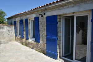 奥雷龙圣皮耶尔Le Chai de Saint-Pierre的石头建筑上的一排蓝色门
