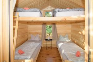 卡斯特里尔Natura Camp Karli的小屋内的两张双层床