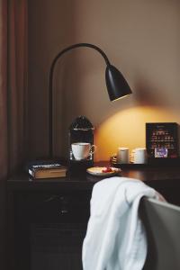 斯图尔斯图尔酒店的一张桌子,上面有灯和咖啡杯