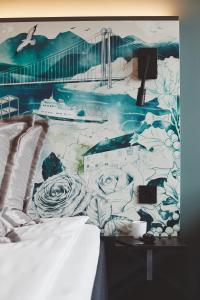 斯图尔斯图尔酒店的一间拥有游轮壁画的卧室