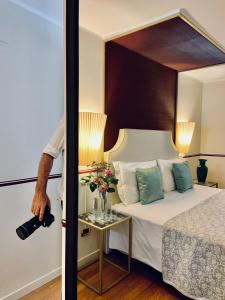 威尼斯杜珀兹酒店的一位用相机拍床的人