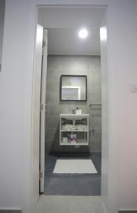大格拉迪什泰Code Srebrno Jezero的浴室设有白色水槽和镜子