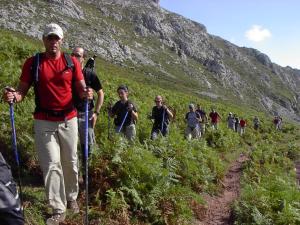 AvínCasa de la Montaña Albergue Turístico的一群人走在山间小径上