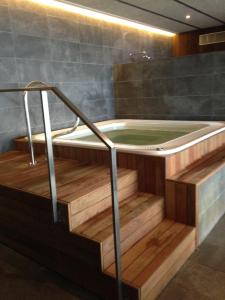 圣苏珊娜里维埃拉酒店 的带浴缸的浴室,设有木制楼梯