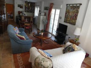 孔佩塔Casa Stork的客厅配有两张沙发和一张桌子
