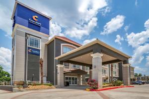 克利夫兰Comfort Inn & Suites的建筑前方有标志的酒店