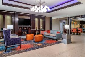 克利夫兰Comfort Inn & Suites的带沙发和壁炉的客厅