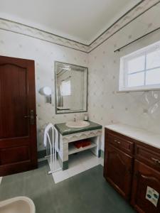 塞图巴尔São Cristóvão Farmhouse Setúbal的一间带水槽和镜子的浴室