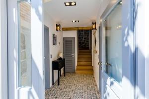 杜布罗夫尼克Villa Monte Santo的走廊设有瓷砖地板和楼梯