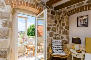 杜布罗夫尼克Villa Monte Santo的客房设有带桌椅的阳台。