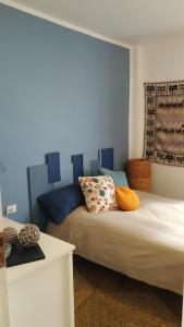 洛斯克里斯蒂亚诺斯Tenerife Sweet Home, Cheap and Clean, Pool, Beach, WiFi, Quite的一间卧室设有两张床和蓝色的墙壁