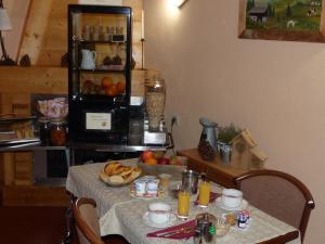 拉克吕萨贝拉查酒店的一张桌子上放着一盘食物
