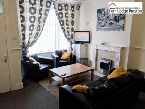 普雷斯顿4 Bedroom House at Fern Lodge Preston Serviced Accommodation - Free WiFi & Parking的客厅配有两张沙发和一张咖啡桌