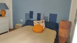 洛斯克里斯蒂亚诺斯Tenerife Sweet Home, Cheap and Clean, Pool, Beach, WiFi, Quite的床上有一个橙色枕头