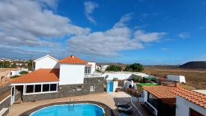 拉奥利瓦Casa Natura Ainhoa的享有带游泳池的房屋的空中景致