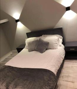 班克拉那Lisvarna House的一间卧室配有带白色床单和枕头的床。