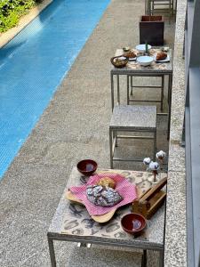 圣地亚哥－德孔波斯特拉圣克拉拉酒店的一张桌子,上面有食物,放在游泳池边