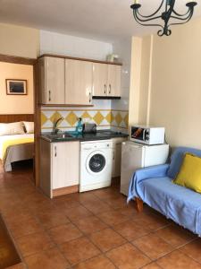 马罗Apartamentos Cantarero Maro Nerja的厨房配有水槽和洗衣机