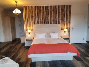 丹加斯特Hotel Up´n Diek的一间卧室配有一张带红色毯子的大床