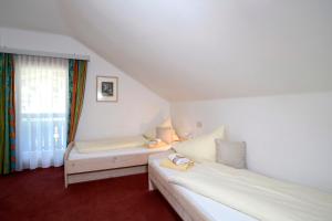 海利根布卢特兰德豪斯艾尔喷罗斯 - 弗瑞恩德米兹尔皮克勒旅馆的一间卧室设有两张床和窗户。