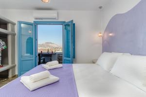 阿克罗蒂里ADAMANTIOS VILLAS & SUITES的一间卧室配有一张床,上面有两条毛巾