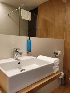 米耶伦科Apartament w Mielenku nr 19 - 365PAM的浴室设有白色水槽和镜子