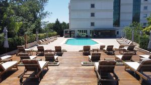伊斯坦布尔伊斯坦布尔亚洲西瓦希尔科酒店的连排躺椅和一个游泳池