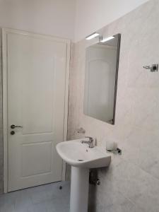 StavrosSpilia的白色的浴室设有水槽和镜子