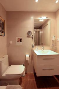 滨海托萨El Mirador de Tossa de Mar的浴室配有白色卫生间和盥洗盆。