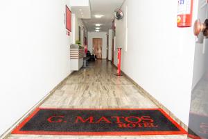 贝洛奥里藏特Hotel GMatos Belo Horizonte - By UP Hotel的走廊上铺着c matos酒店地毯