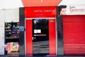 贝洛奥里藏特Hotel GMatos Belo Horizonte - By UP Hotel的一间有红门的商店和一家酒店的药店