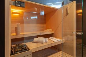 NasoMaina Country Resort的带淋浴的浴室和玻璃门