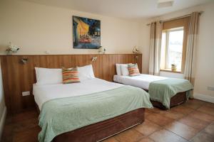 杜林洛奇杜林住宿加早餐旅馆的一间卧室设有两张床和窗户。