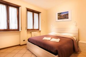 维罗纳Verona Fiera Suite的一间卧室配有一张床,上面有两条毛巾