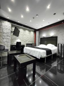 伊维Hotel Plata by Bossh Hotels的一间卧室配有一张特大号床和一台电视