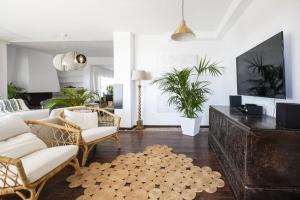 布埃纳维斯塔德尔诺尔特Villa Luxury Punta de Teno - Canary Good Vibes的客厅配有沙发、椅子和桌子
